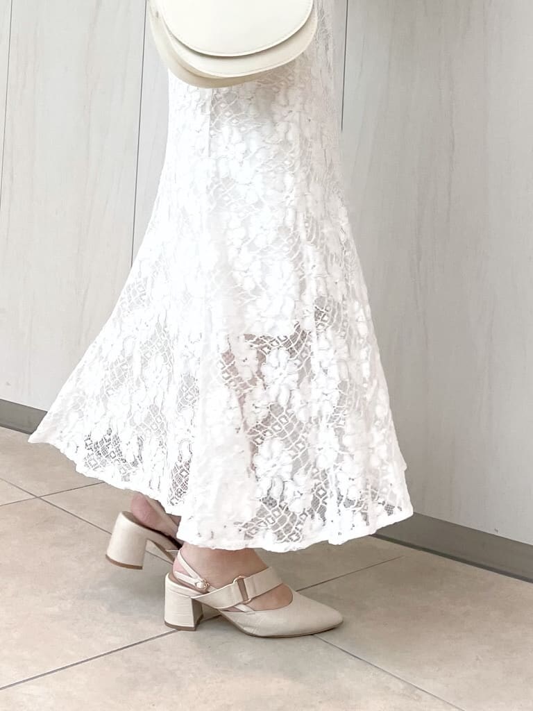 ホワイト系のスカート、グリーン系のニット/セーター、ベージュ系のショルダーバッグを着用したレディースの夏コーディネートの5枚目の写真