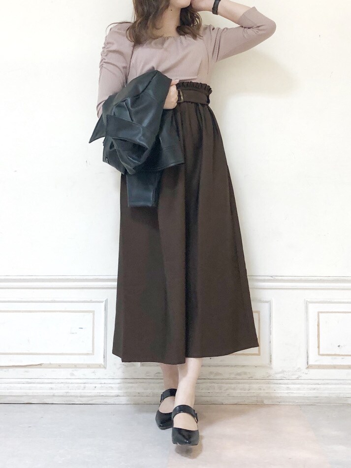 ベージュ系のワンピース、ブラック系のパンプス、ブラック系のハンドバッグを着用したレディースの秋コーディネートの5枚目の写真