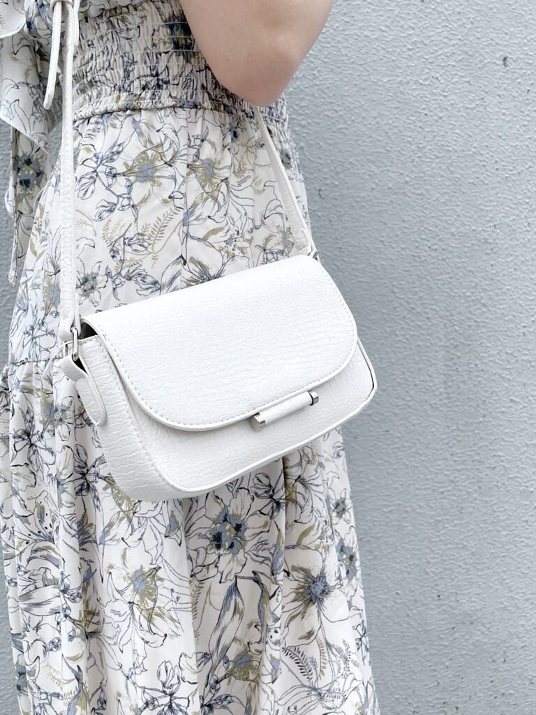 ホワイト系のデニムジャケット、ホワイト系のワンピース、ホワイト系のパンプスを着用したレディースの春コーディネートの9枚目の写真