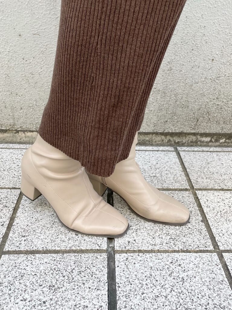 ブラウン系のワンピース、ホワイト系のその他アウター、ベージュ系のハンドバッグを着用したレディースの秋コーディネートの10枚目の写真