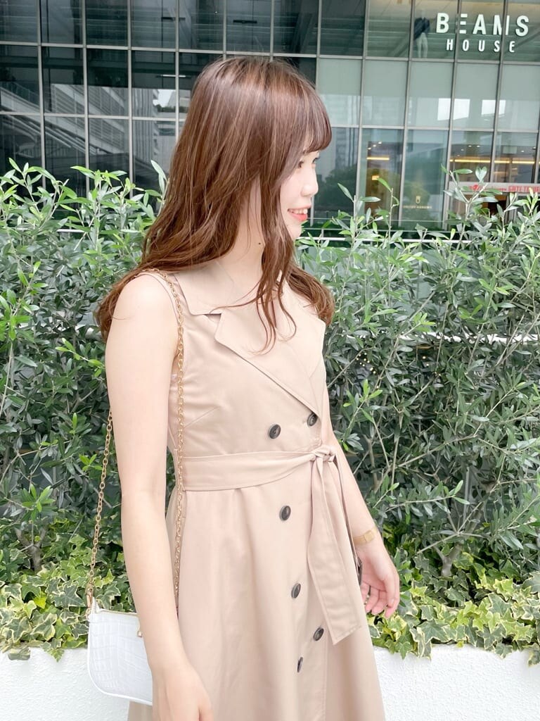 ホワイト系のショルダーバッグ、その他のサンダル、ベージュ系のワンピースを着用したレディースの夏コーディネートの4枚目の写真