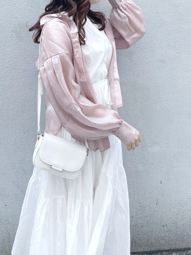 ホワイト系のワンピース、ピンク系のシャツ/ブラウス、ホワイト系のパンプスを着用したレディースの春コーディネートの6枚目の写真