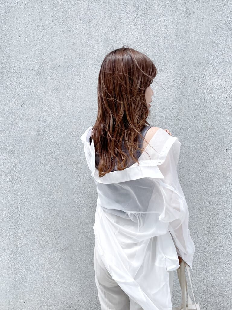 グレー系のTシャツ/カットソー、ホワイト系のシャツ/ブラウス、その他のサンダルを着用したレディースの夏コーディネートの4枚目の写真