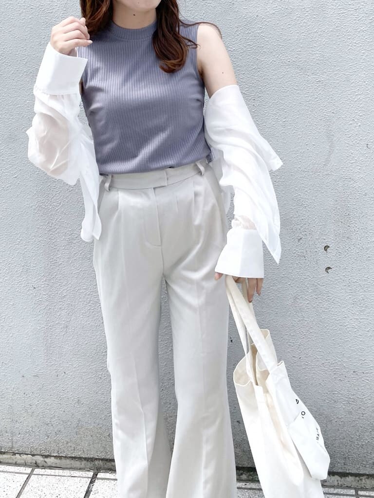 グレー系のTシャツ/カットソー、ホワイト系のシャツ/ブラウス、その他のサンダルを着用したレディースの夏コーディネートの5枚目の写真