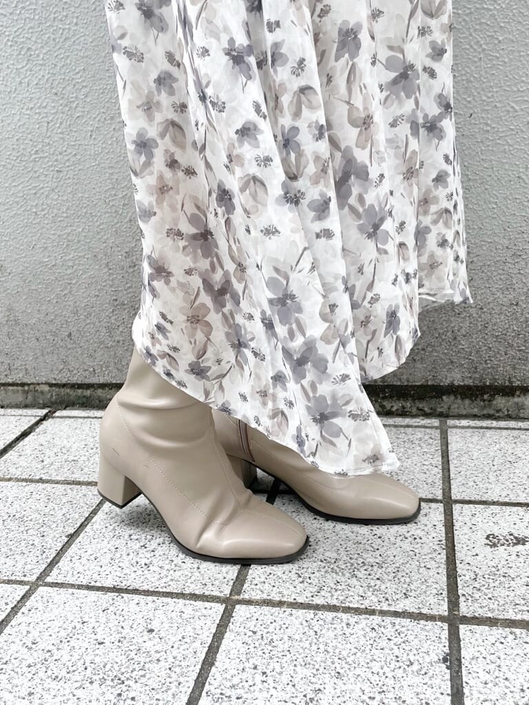 ベージュ系のワンピース、ベージュ系のブーツ、ベージュ系のニット/セーターを着用したレディースの秋コーディネートの7枚目の写真