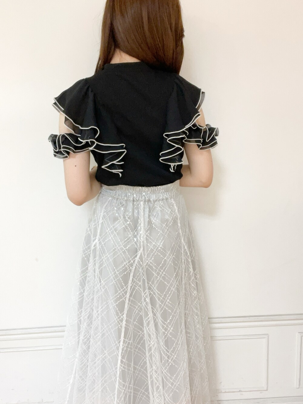 ブラック系のTシャツ/カットソー、グレー系のスカート、シルバー系のパンプスを着用したレディースの夏コーディネートの3枚目の写真