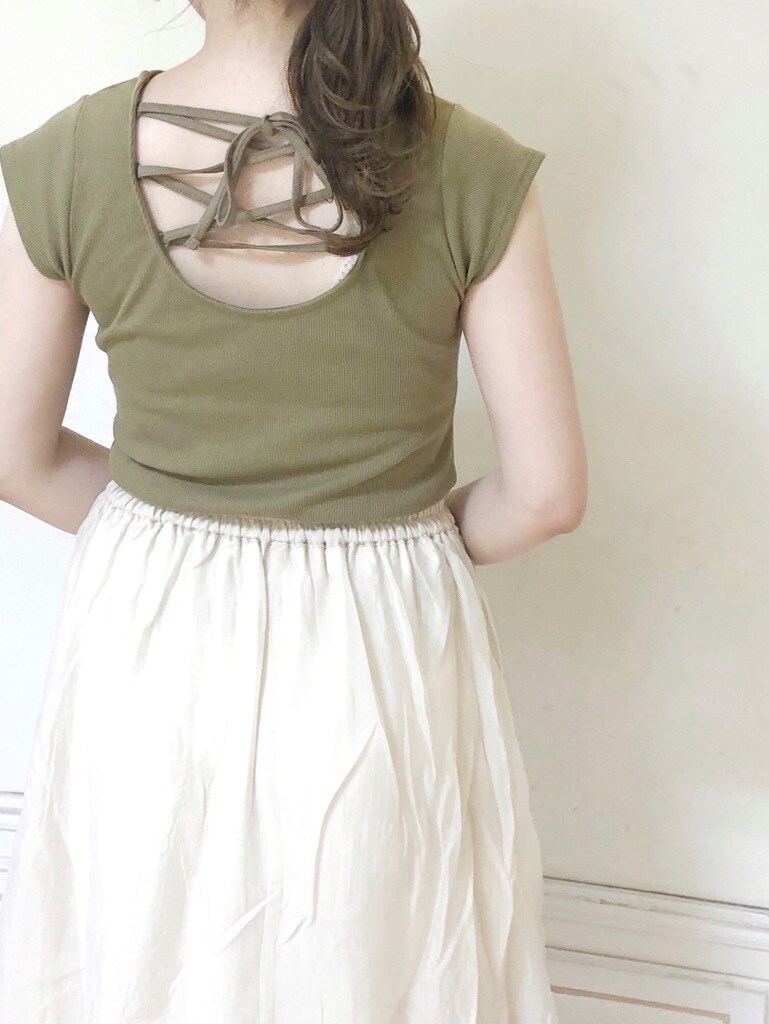 ホワイト系のスカート、ホワイト系のハンドバッグ、その他のサンダルを着用したレディースの夏コーディネートの4枚目の写真