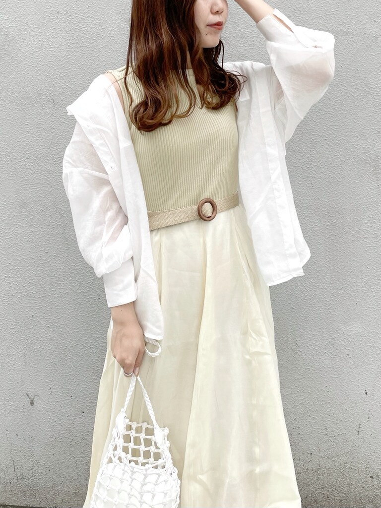 グリーン系のワンピース、ホワイト系のシャツ/ブラウス、ホワイト系のショルダーバッグを着用したレディースの夏コーディネートの2枚目の写真