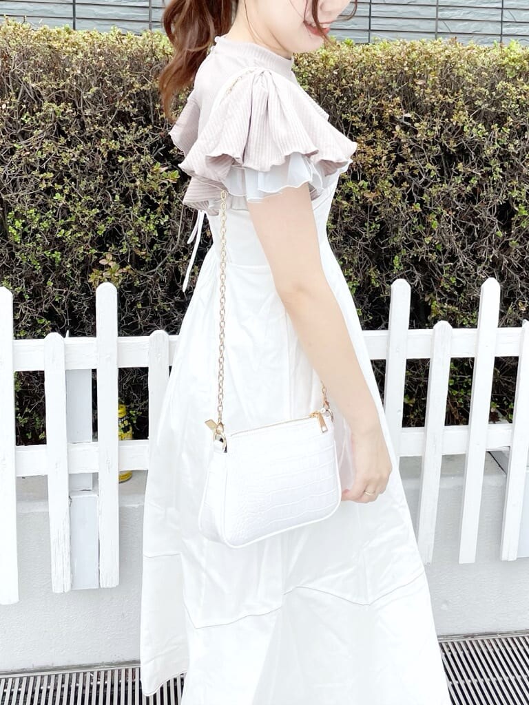 ホワイト系のワンピース、ホワイト系のショルダーバッグ、その他のサンダルを着用したレディースの夏コーディネートの6枚目の写真