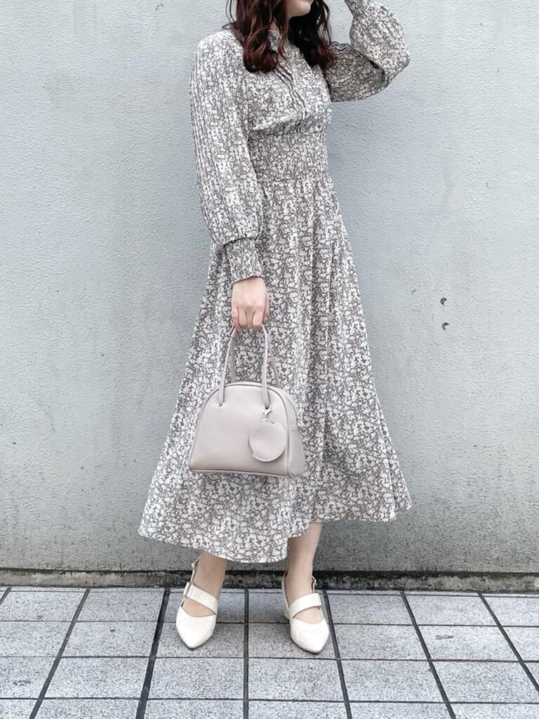 ホワイト系のワンピース、ホワイト系のライダースジャケット、ホワイト系のパンプスを着用したレディースの冬コーディネートの6枚目の写真