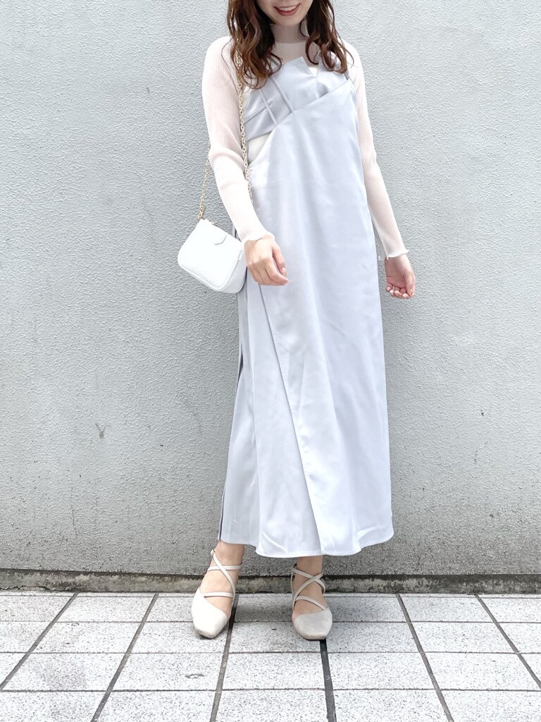 ブルー系のワンピース、ホワイト系のショルダーバッグ、ホワイト系のパンプスを着用したレディースの春コーディネートの4枚目の写真