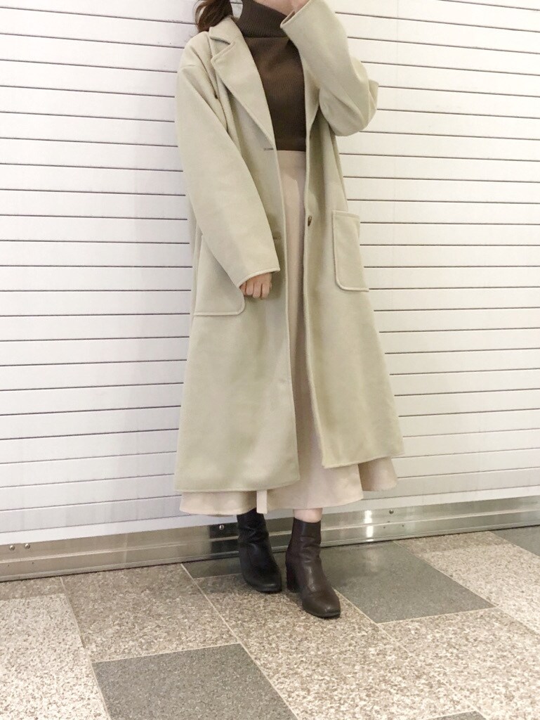 ブラウン系のブーツ、ブラウン系のニット/セーター、グリーン系のチェスターコートを着用したレディースの冬コーディネートの3枚目の写真