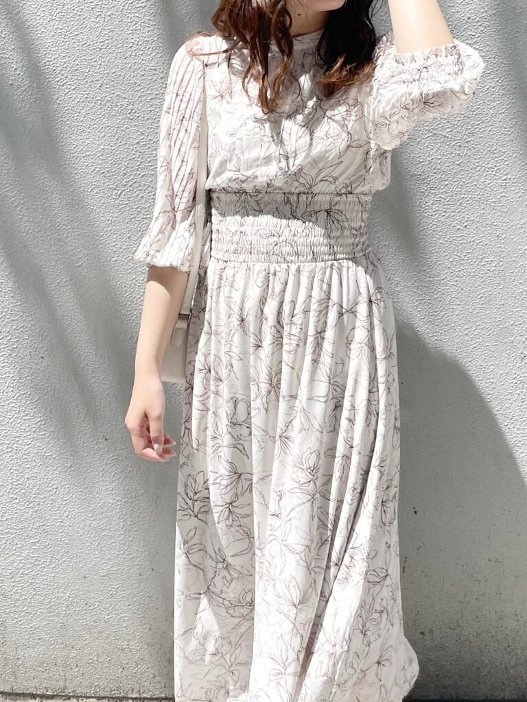 パープル系のサンダル、ホワイト系のショルダーバッグ、ホワイト系のワンピースを着用したレディースの春コーディネートの5枚目の写真