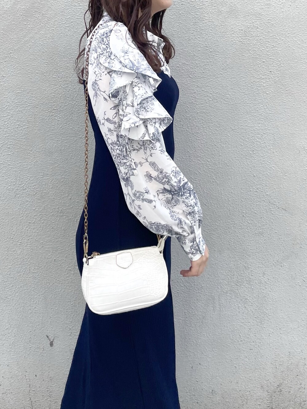 ブルー系のワンピース、ベージュ系のブーツを着用したレディースの冬コーディネートの5枚目の写真