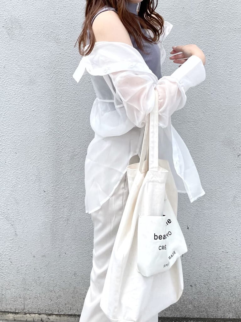 グレー系のTシャツ/カットソー、ホワイト系のシャツ/ブラウス、その他のサンダルを着用したレディースの夏コーディネートの3枚目の写真