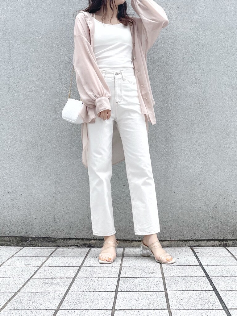 ピンク系のシャツ/ブラウス、ホワイト系のキャミソール、ホワイト系のショルダーバッグを着用したレディースの春コーディネートの2枚目の写真