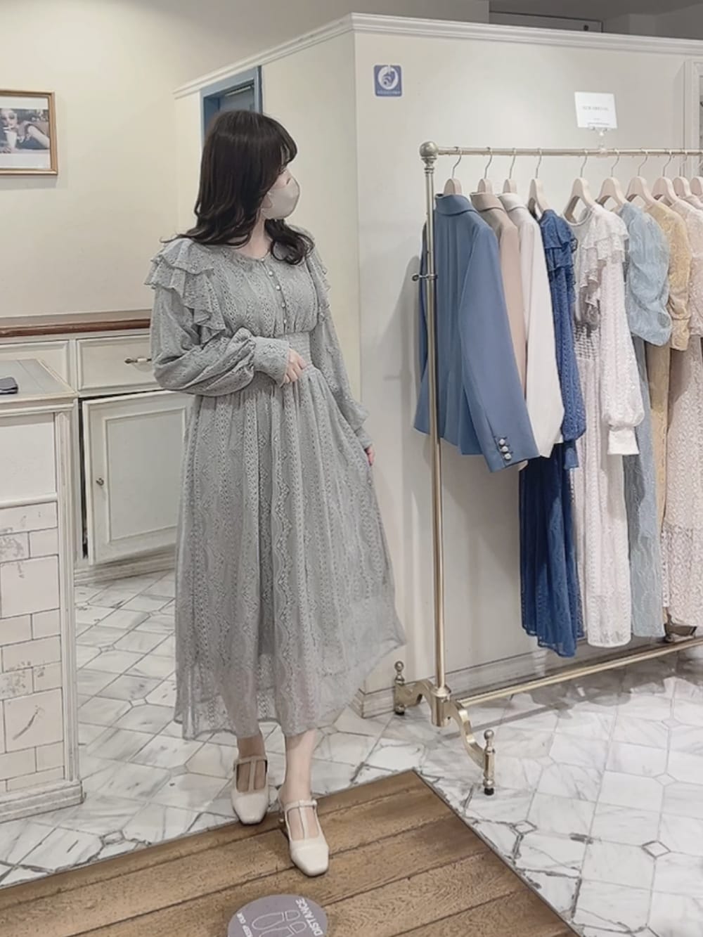 グリーン系のワンピース、ホワイト系のパンプスを着用したレディースの冬コーディネートの3枚目の写真