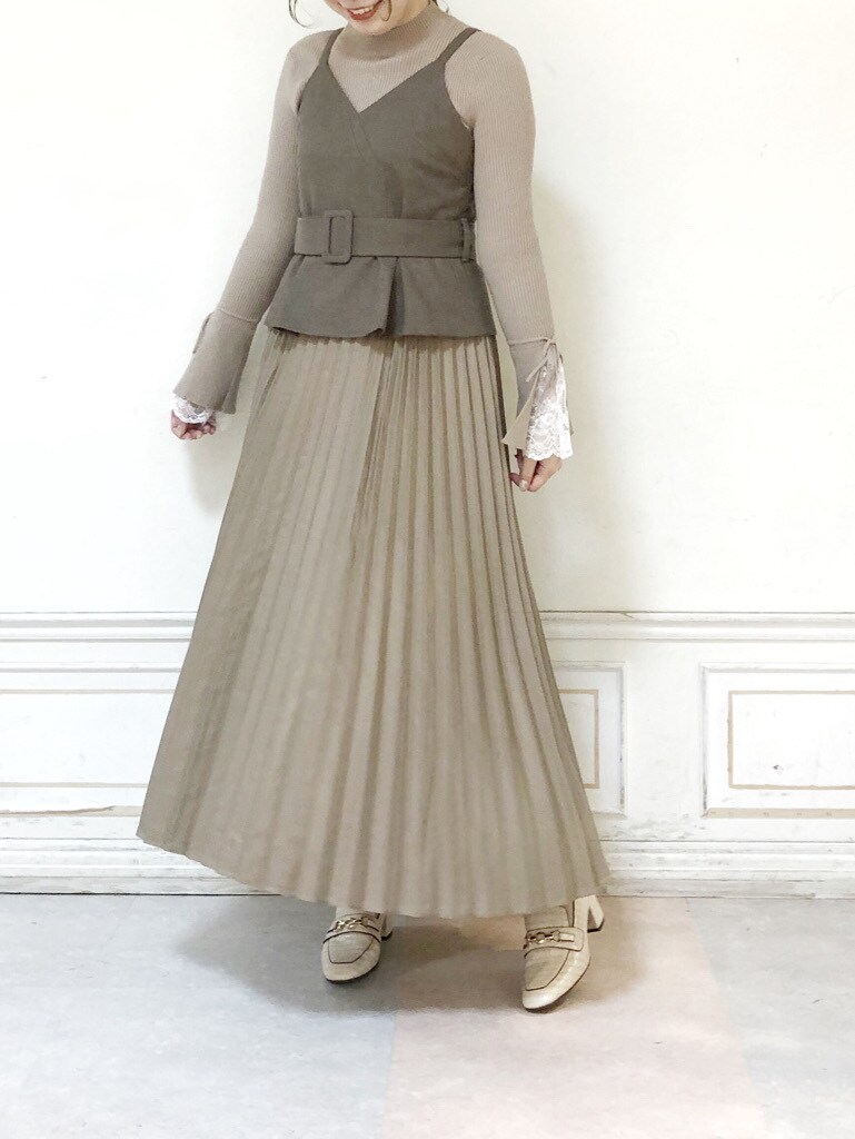 ベージュ系のワンピース、ホワイト系のローファー、ベージュ系のニット/セーターを着用したレディースの夏コーディネートの2枚目の写真