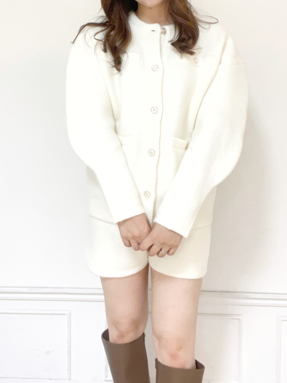 ホワイト系のカーディガン/ボレロ、ホワイト系のその他パンツ、ベージュ系のブーツを着用したレディースの秋コーディネートの2枚目の写真