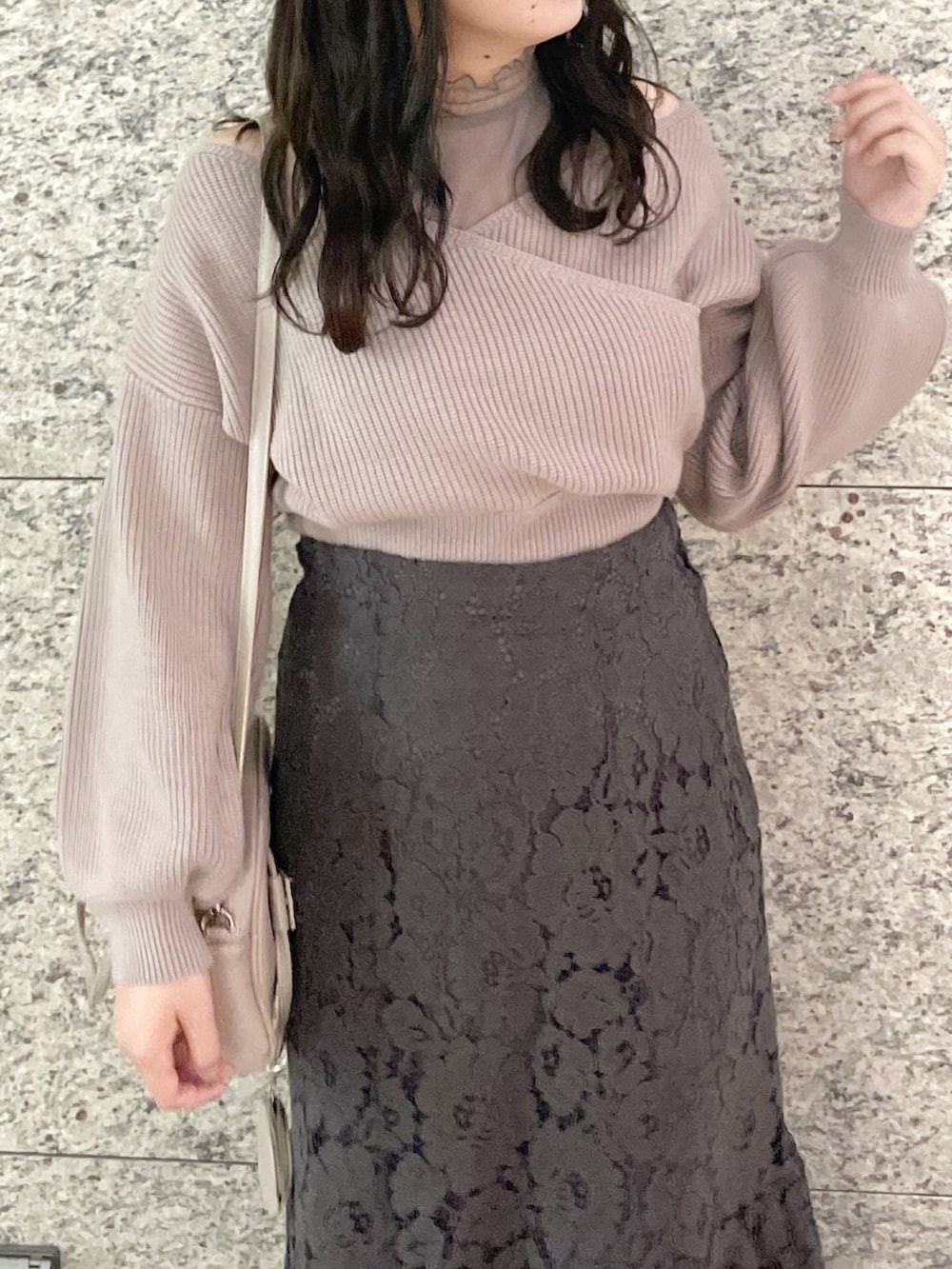 ベージュ系のブーツ、ブラウン系のニット/セーター、グレー系のスカートを着用したレディースの冬コーディネートの3枚目の写真