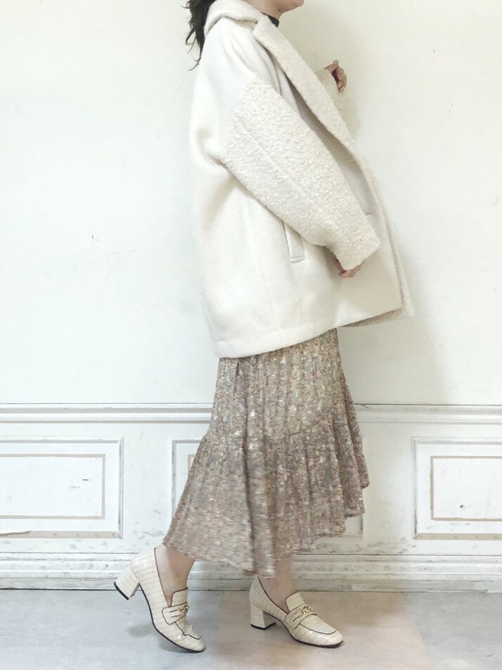 ホワイト系のスカート、ブラウン系のニット/セーター、ホワイト系のその他アウターを着用したレディースの秋コーディネートの3枚目の写真