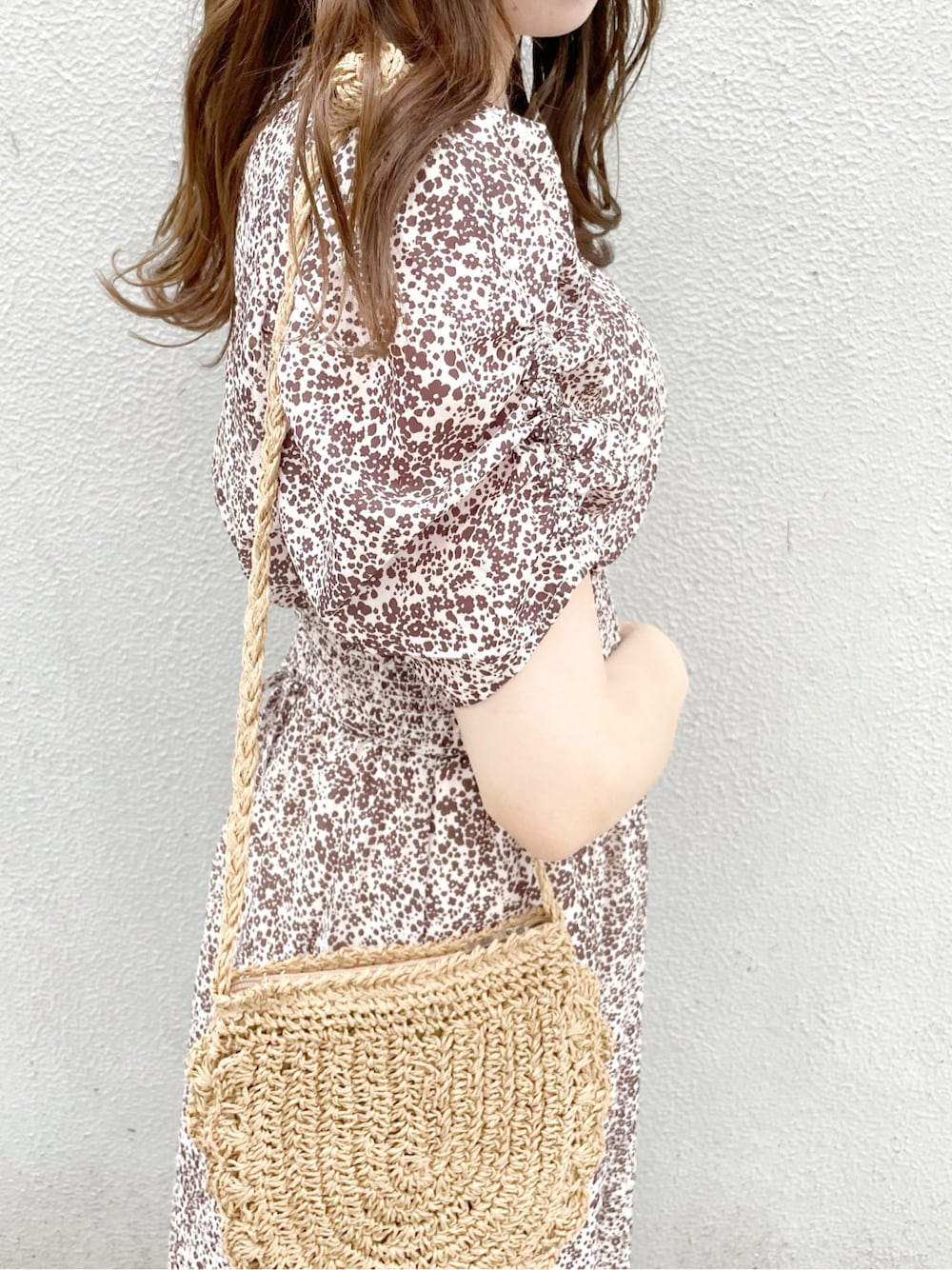 その他のサンダル、ブラウン系のワンピースを着用したレディースの夏コーディネートの4枚目の写真