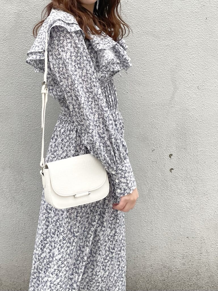 ブルー系のワンピース、ホワイト系のローファー、ホワイト系のショルダーバッグを着用したレディースの冬コーディネートの4枚目の写真