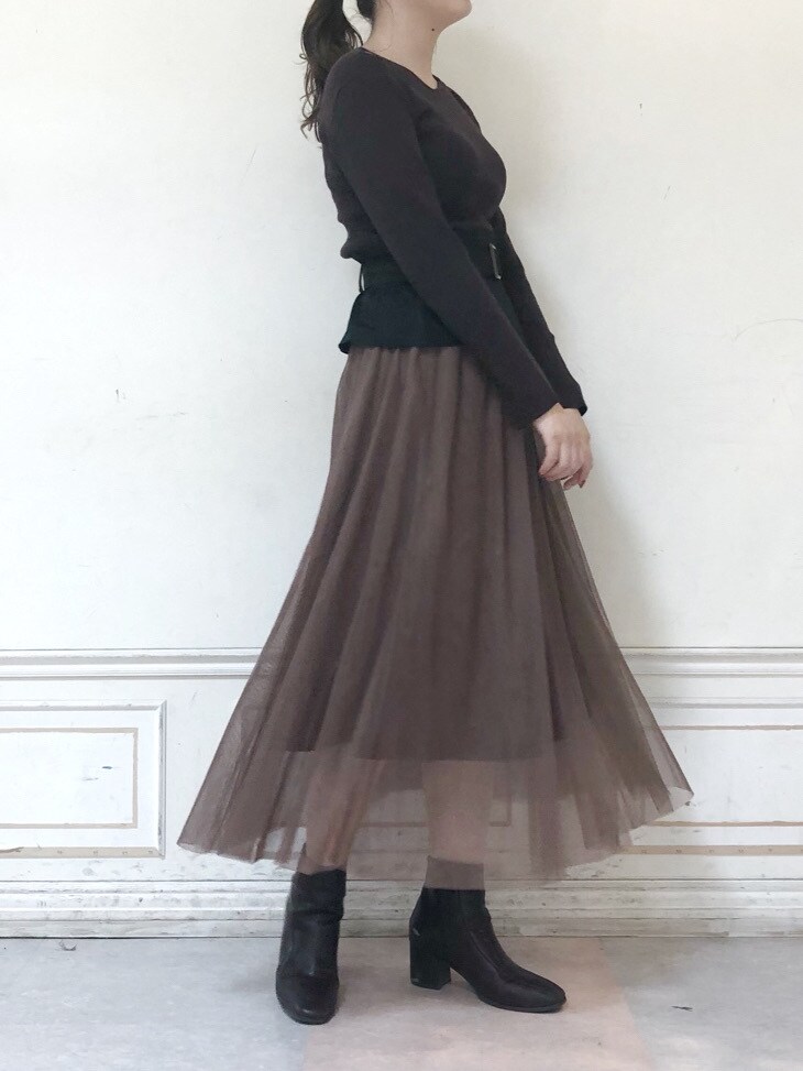 ブラウン系のスカート、ブラウン系のブーツ、ブラウン系のニット/セーターを着用したレディースの秋コーディネートの2枚目の写真