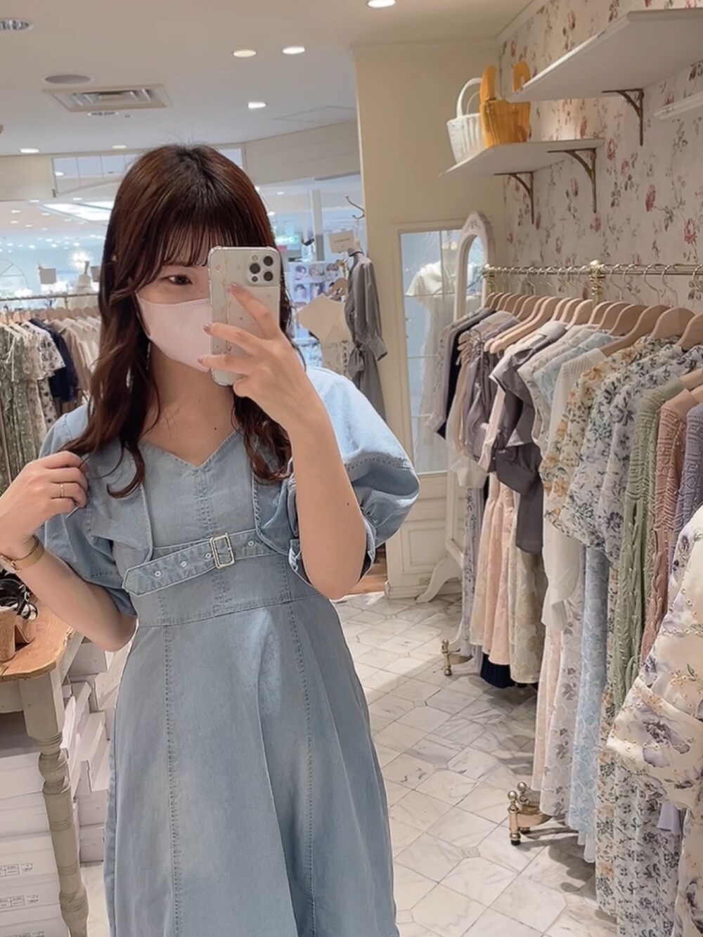 ブルー系のワンピース、ホワイト系のサンダル、ブルー系のカーディガン/ボレロを着用したレディースの春コーディネートの4枚目の写真