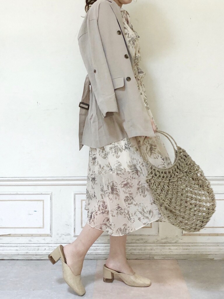 ベージュ系のテーラードジャケット、ベージュ系のワンピース、ホワイト系のパンプスを着用したレディースの春コーディネートの2枚目の写真