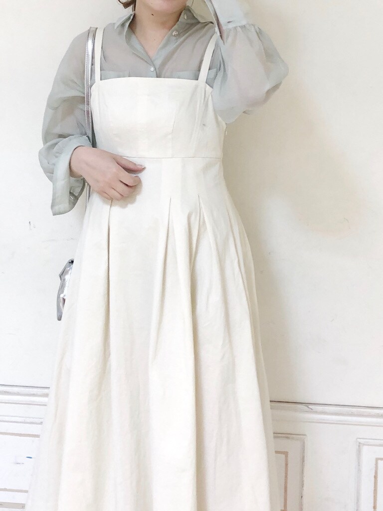 ホワイト系のワンピース、ホワイト系のパンプス、シルバー系のショルダーバッグを着用したレディースの春コーディネートの5枚目の写真