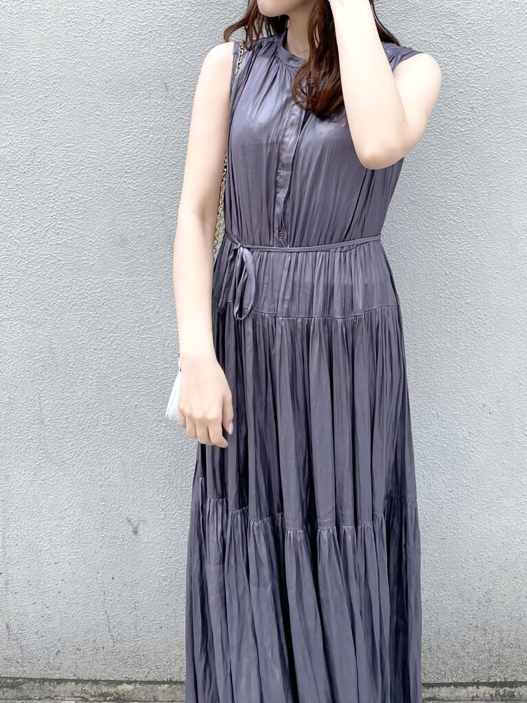 パープル系のワンピース、ホワイト系のパンプス、ホワイト系のショルダーバッグを着用したレディースの春コーディネートの4枚目の写真