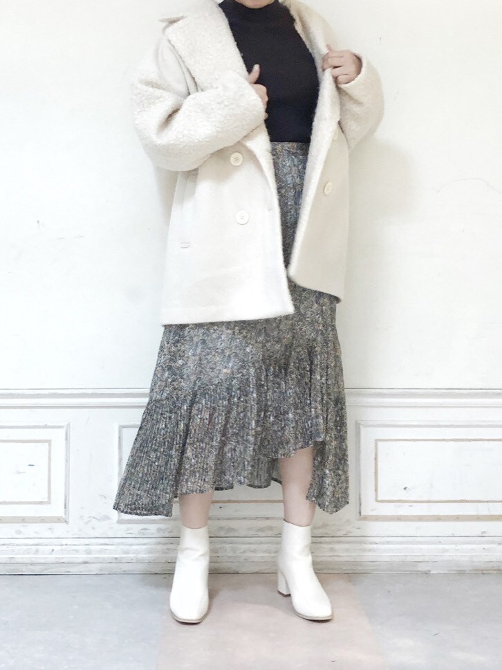 ホワイト系のブーツ、ホワイト系のその他アウター、ブルー系のスカートを着用したレディースの秋コーディネートの2枚目の写真