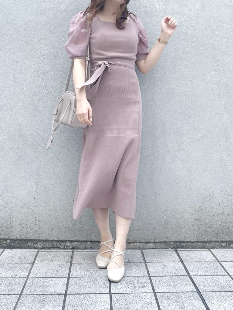 ベージュ系のトレンチコート、ピンク系のワンピース、ホワイト系のパンプスを着用したレディースの春コーディネートの6枚目の写真