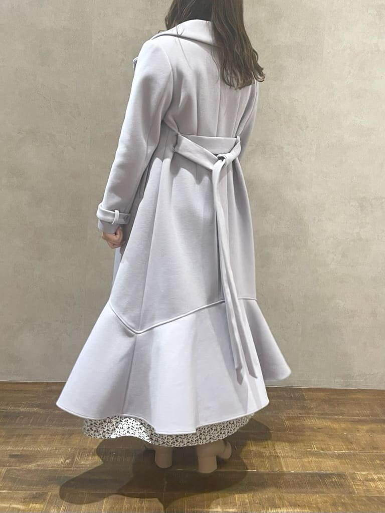 ホワイト系のワンピース、ベージュ系のローファー、ベージュ系のローファーを着用したレディースの秋コーディネートの2枚目の写真