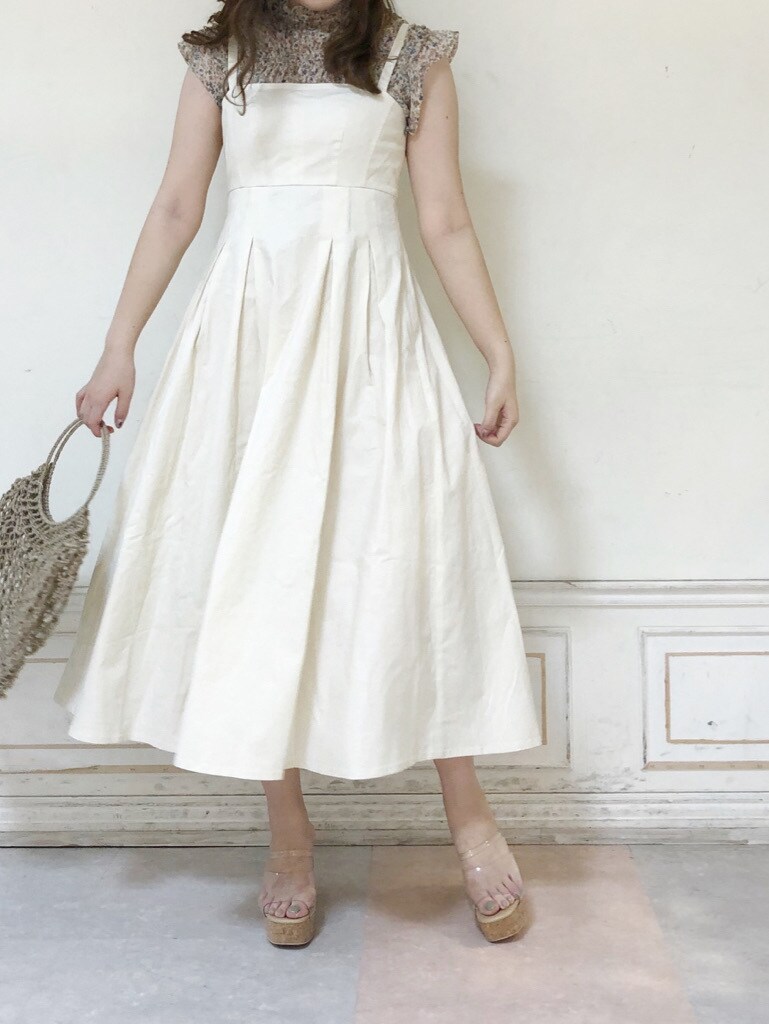 その他のシャツ/ブラウス、ホワイト系のワンピース、その他のサンダルを着用したレディースの夏コーディネートの3枚目の写真