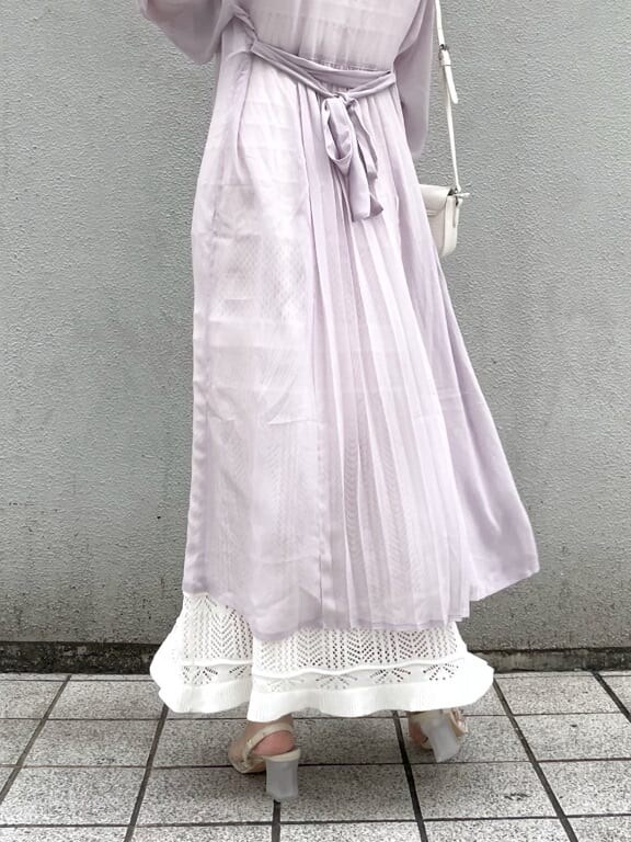 ホワイト系のワンピース、パープル系のサンダル、パープル系のシャツ/ブラウスを着用したレディースの春コーディネートの3枚目の写真