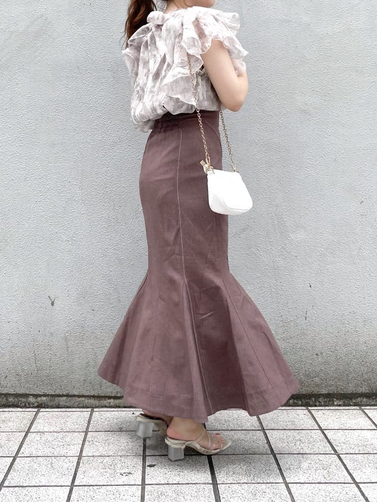 パープル系のサンダル、ベージュ系のシャツ/ブラウス、ブラウン系のスカートを着用したレディースの夏コーディネートの3枚目の写真