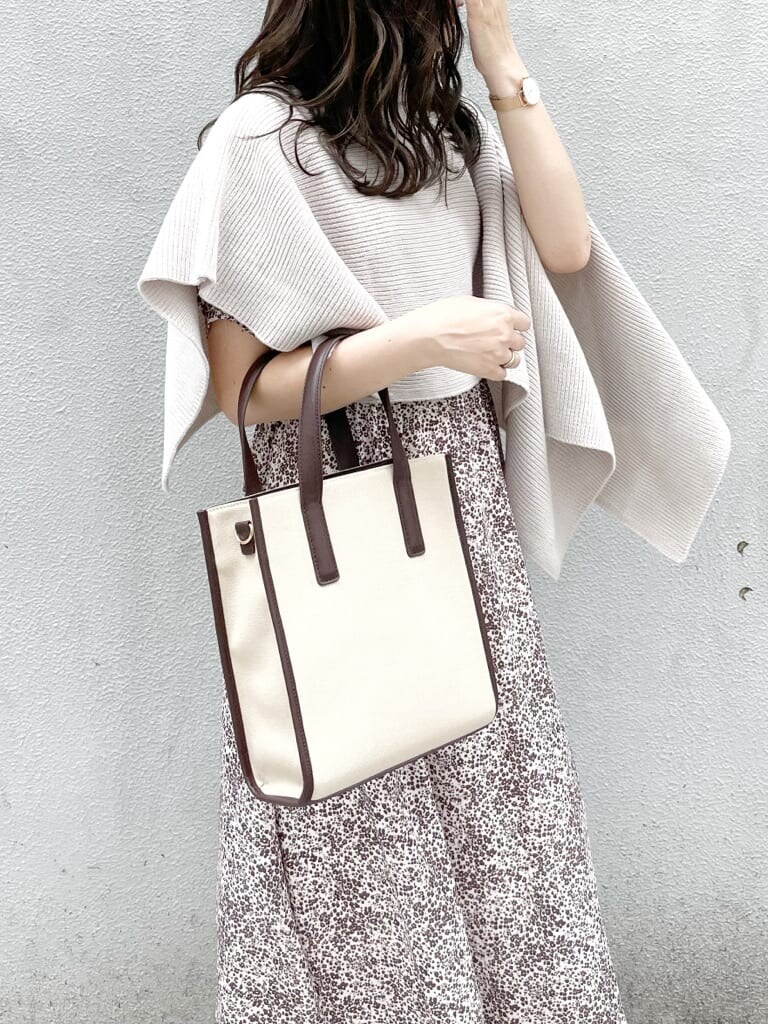 ブラウン系のワンピース、ベージュ系のニット/セーター、ベージュ系のブーツを着用したレディースの秋コーディネートの5枚目の写真