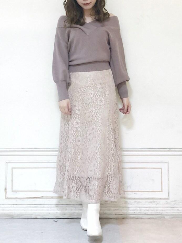 ピンク系のスカート、ホワイト系のその他アウター、ホワイト系のブーツを着用したレディースの秋コーディネートの6枚目の写真