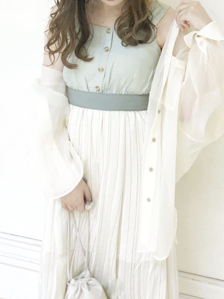 その他のサンダル、ホワイト系のハンドバッグ、ホワイト系のシャツ/ブラウスを着用したレディースの夏コーディネートの3枚目の写真