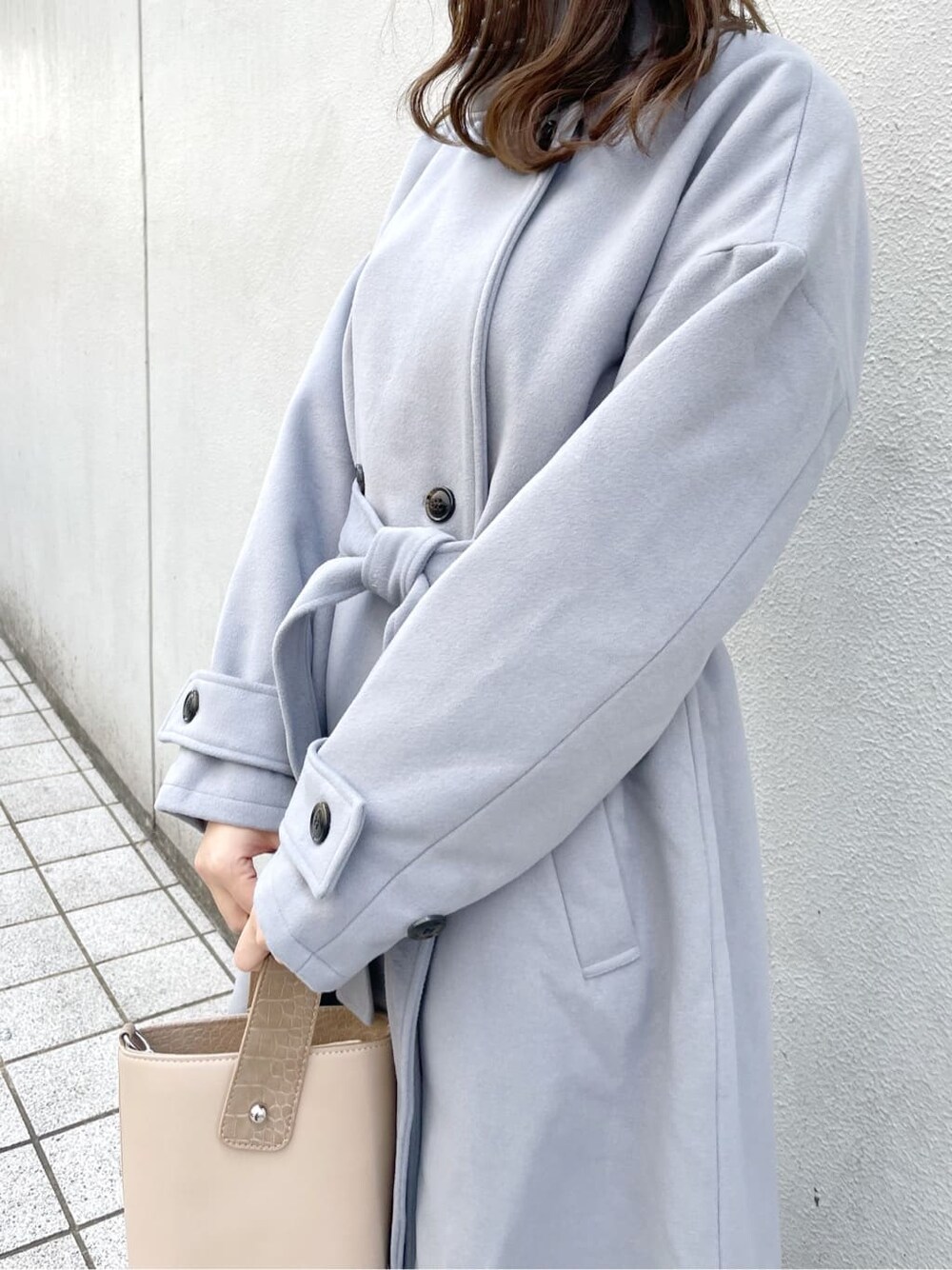 ブルー系のその他アウター、ブラウン系のワンピース、ベージュ系のブーツを着用したレディースの秋コーディネートの4枚目の写真