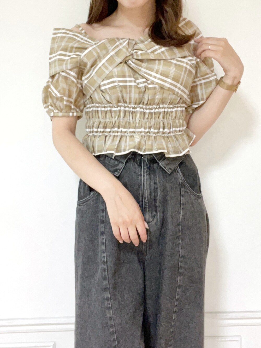 ブラウン系のシャツ/ブラウス、ブラック系のデニムパンツ、ホワイト系のサンダルを着用したレディースの夏コーディネートの5枚目の写真