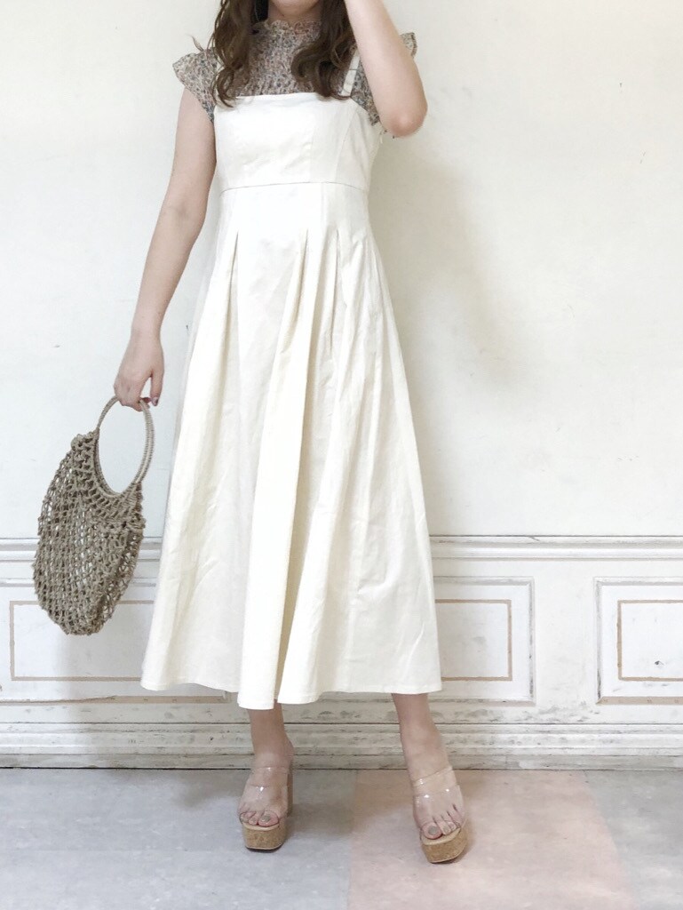 その他のシャツ/ブラウス、ホワイト系のワンピース、その他のサンダルを着用したレディースの夏コーディネートの2枚目の写真