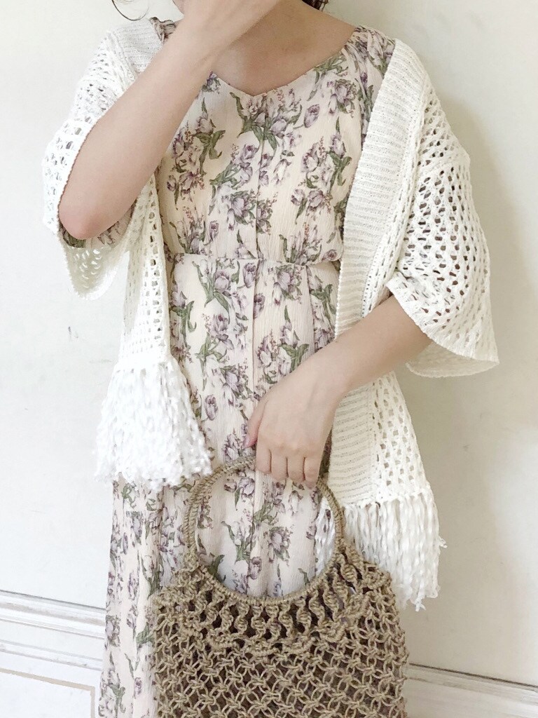 ベージュ系のハンドバッグ、ホワイト系のカーディガン/ボレロ、その他のサンダルを着用したレディースの夏コーディネートの3枚目の写真