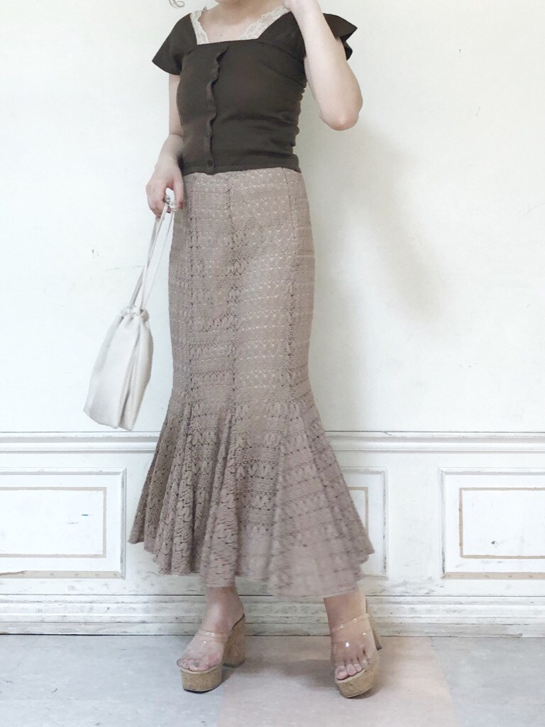 ブラウン系のニット/セーター、その他のサンダル、ホワイト系のハンドバッグを着用したレディースの夏コーディネートの4枚目の写真