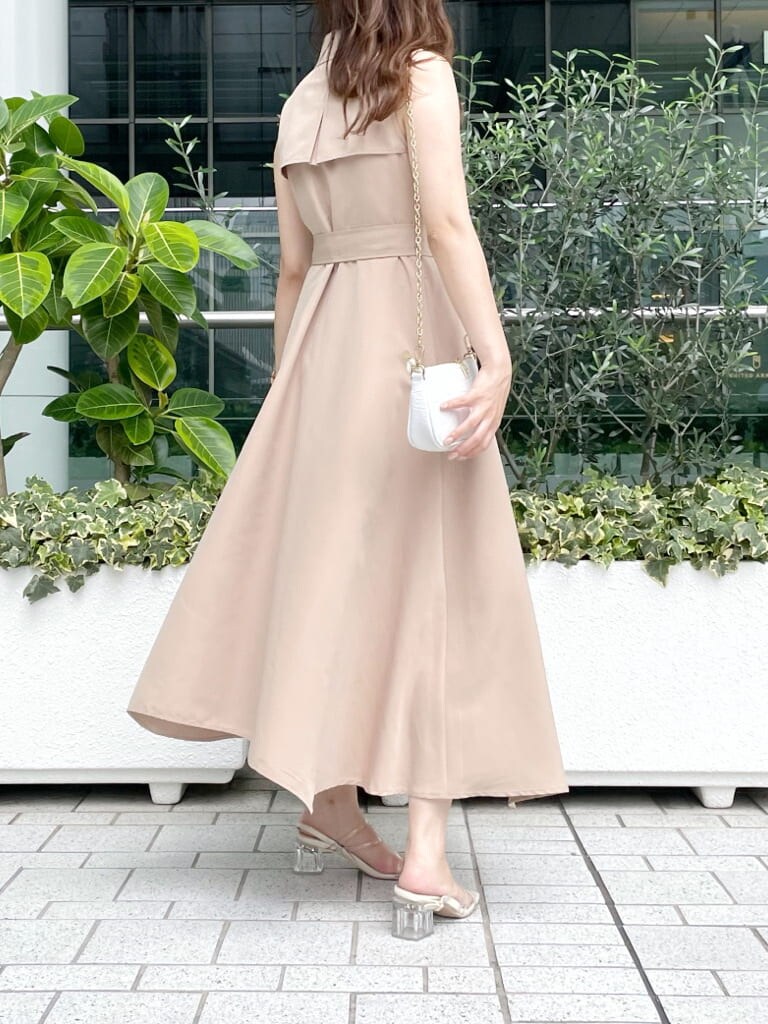 ホワイト系のショルダーバッグ、その他のサンダル、ベージュ系のワンピースを着用したレディースの夏コーディネートの3枚目の写真