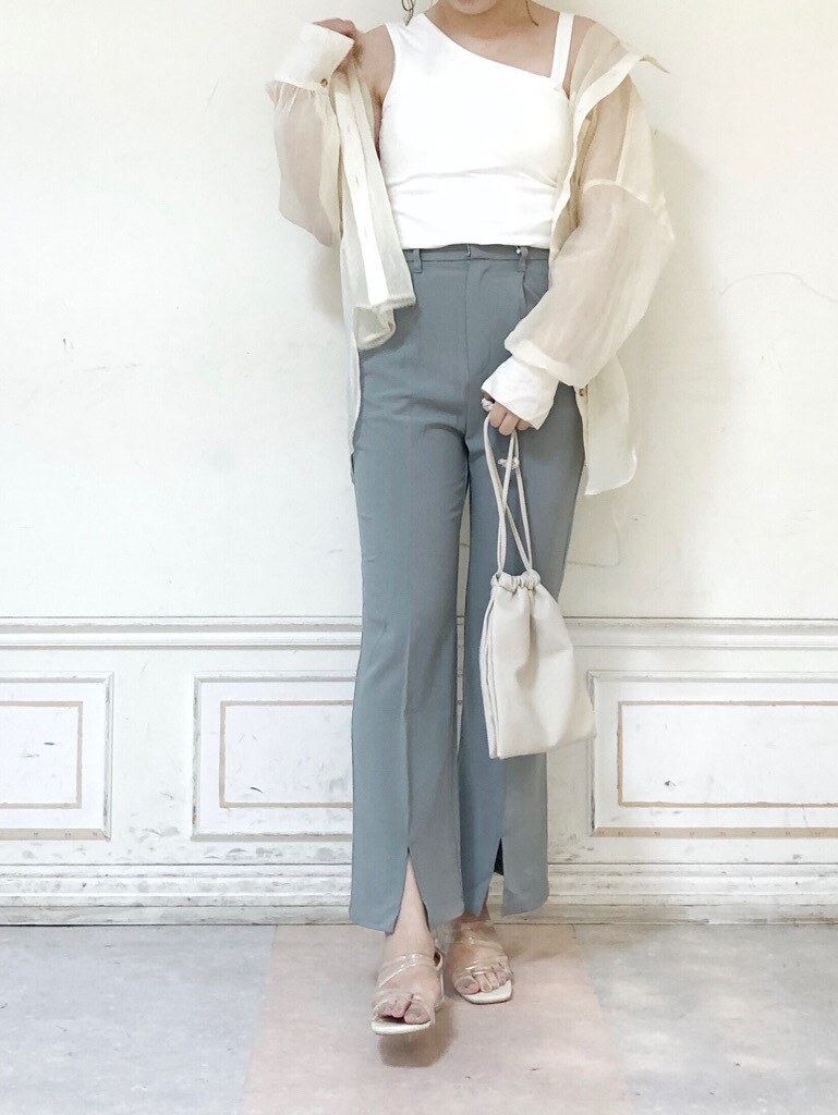 その他のサンダル、ホワイト系のハンドバッグ、ホワイト系のシャツ/ブラウスを着用したレディースの夏コーディネートの2枚目の写真