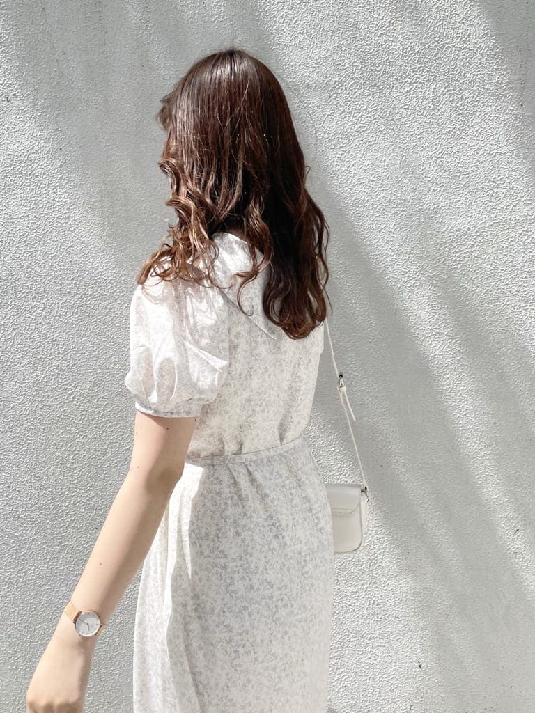 その他のサンダル、ホワイト系のショルダーバッグ、ホワイト系のワンピースを着用したレディースの春コーディネートの4枚目の写真