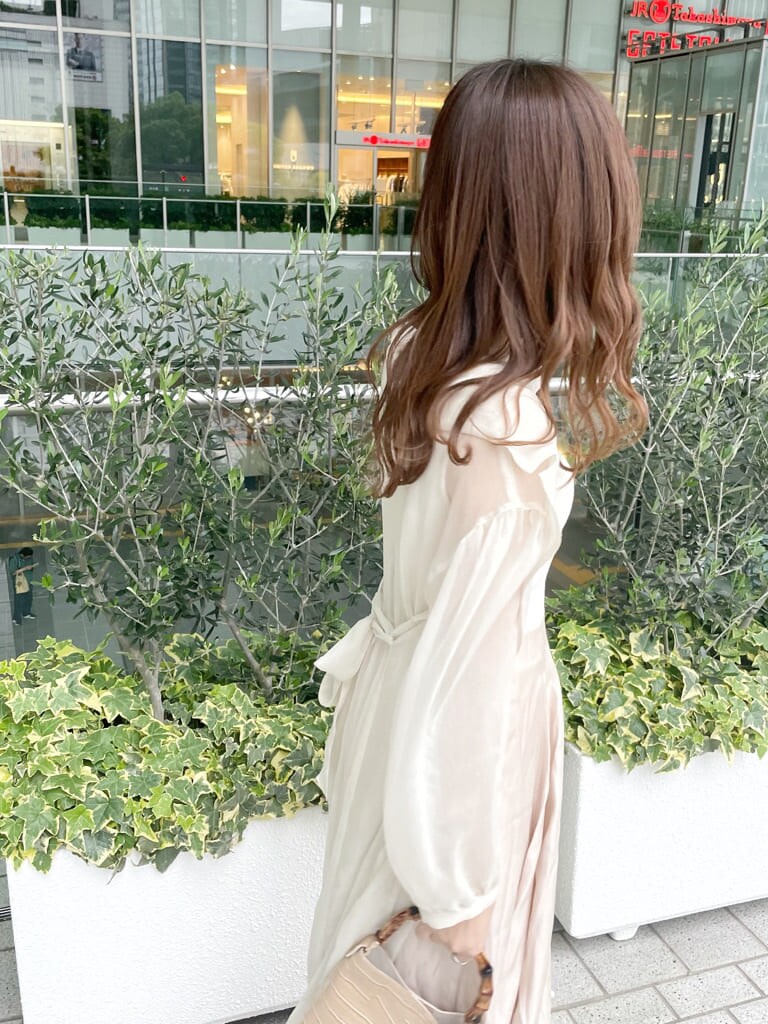 ホワイト系のシャツ/ブラウス、ベージュ系のワンピース、その他のサンダルを着用したレディースの夏コーディネートの4枚目の写真